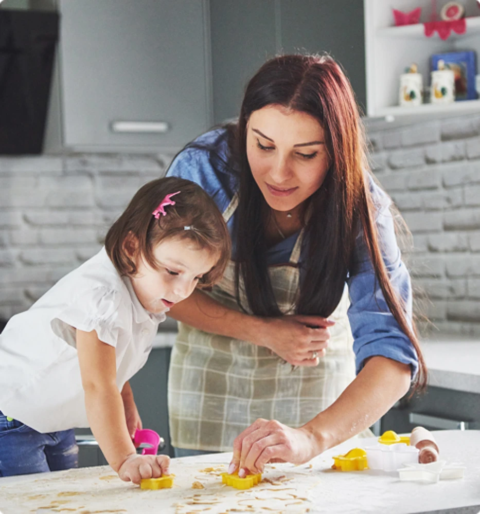 Nanny voor gezin aan het bakken met kind