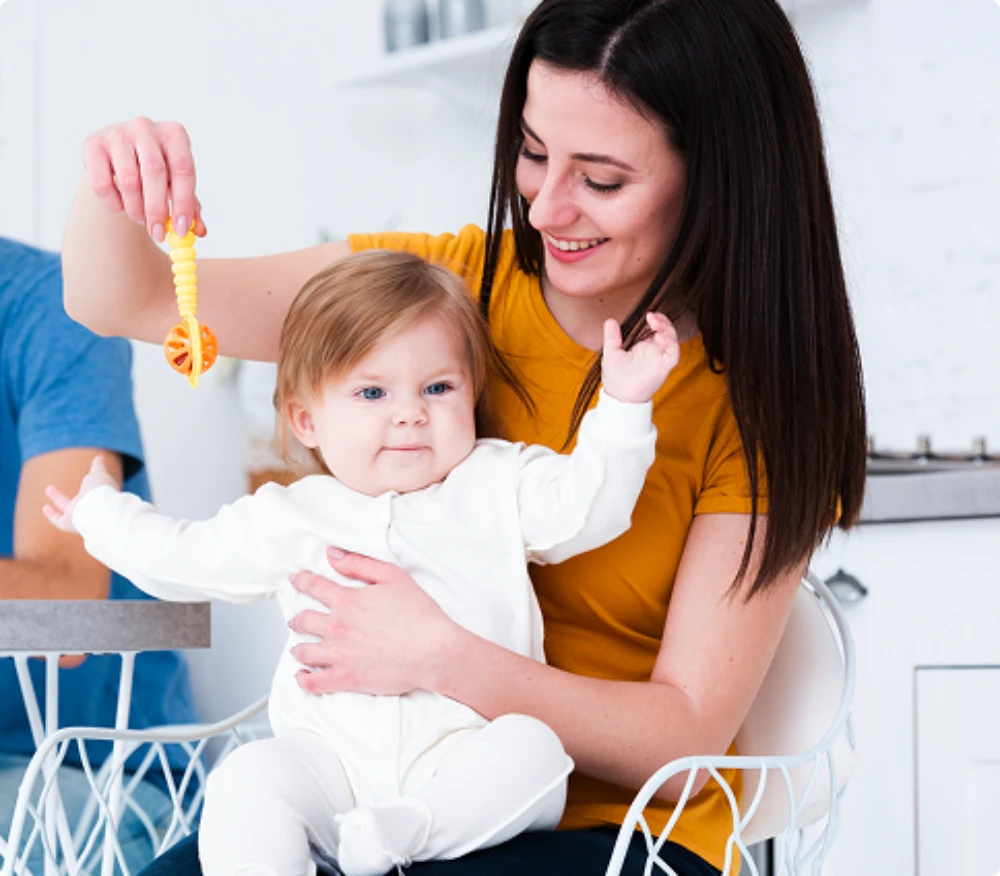 Werken als nanny? De nanny aan het spelen met kind