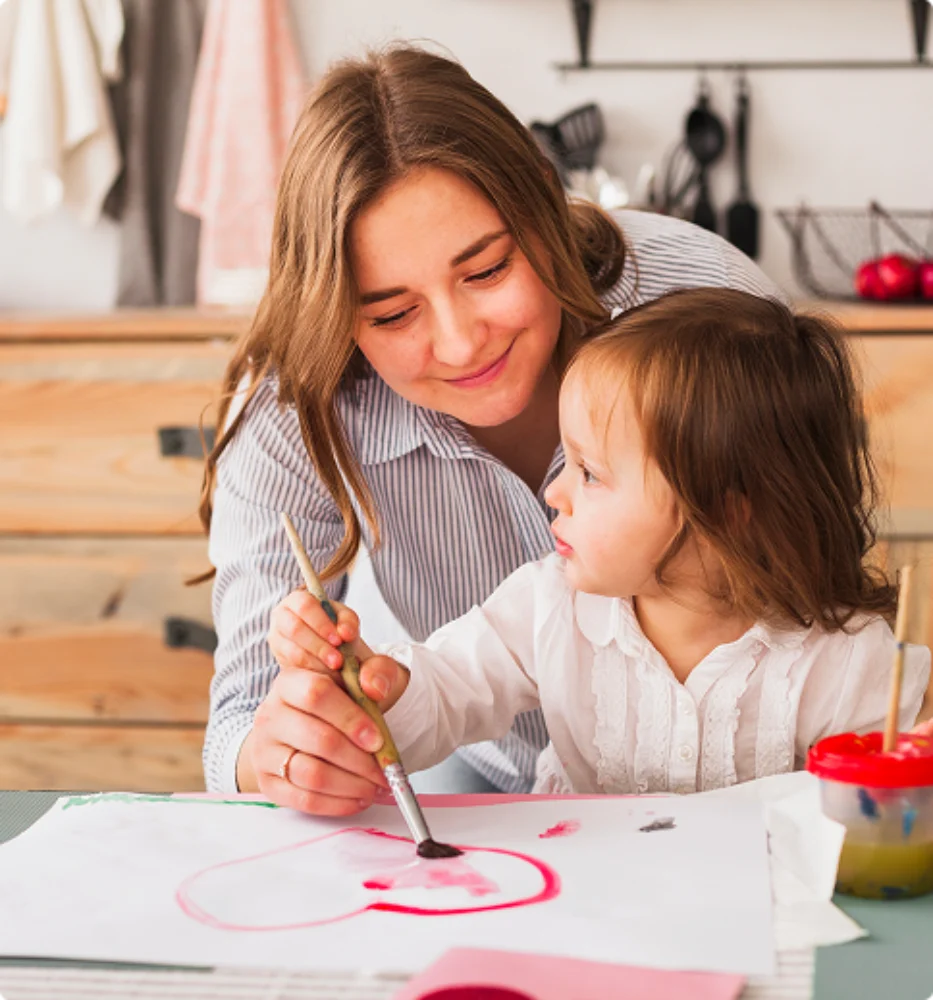 Nanny aan het verven met kind