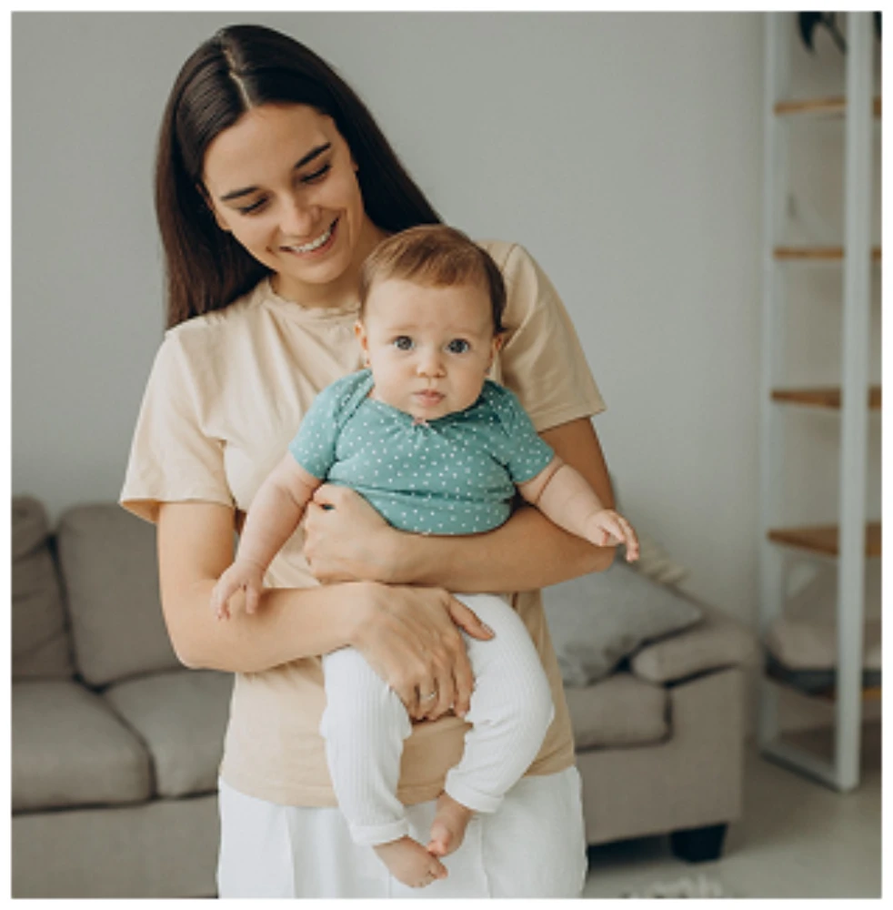 Professionele nanny met baby in haar armen